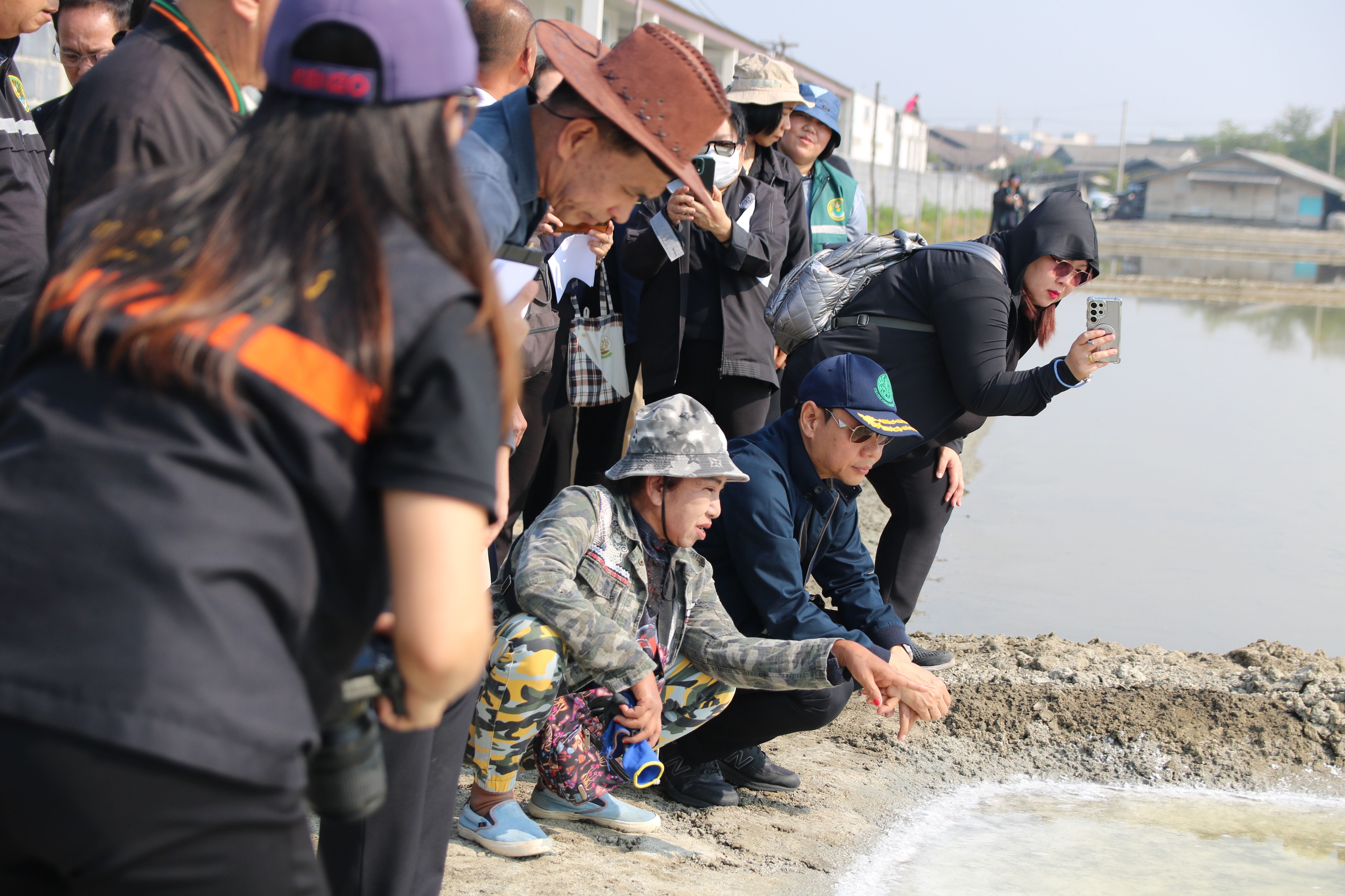 title - ส.ป.ก. ร่วมติดตามรองปลัดกระทรวงเกษตรและสหกรณ์ ลงพื้นที่ตรวจเยี่ยมชุมชน เพื่อรับฟังข้อคิดเห็นเกษตรกรผู้ผลิตเกลือทะเล พื้นที่จังหวัดชลบุรี